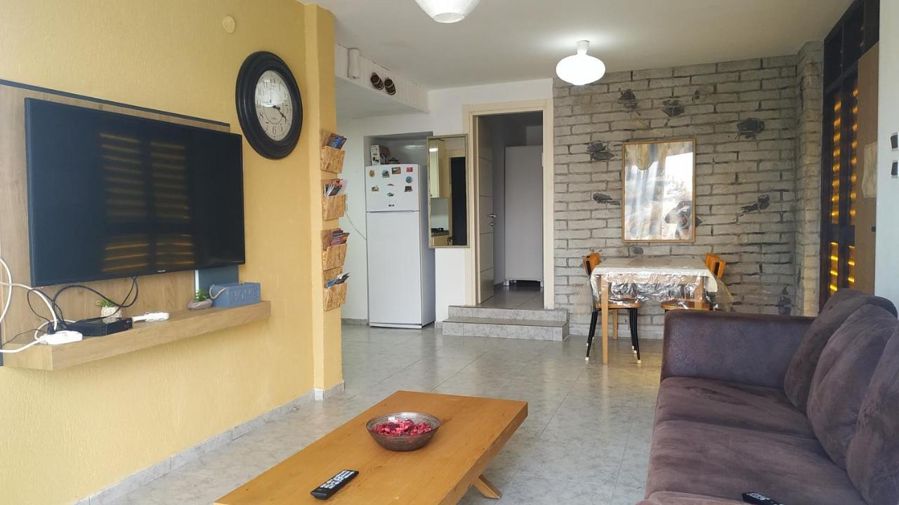 Adi Apartment Arad Bagian luar foto