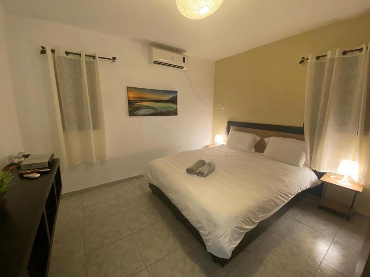 Adi Apartment Arad Bagian luar foto