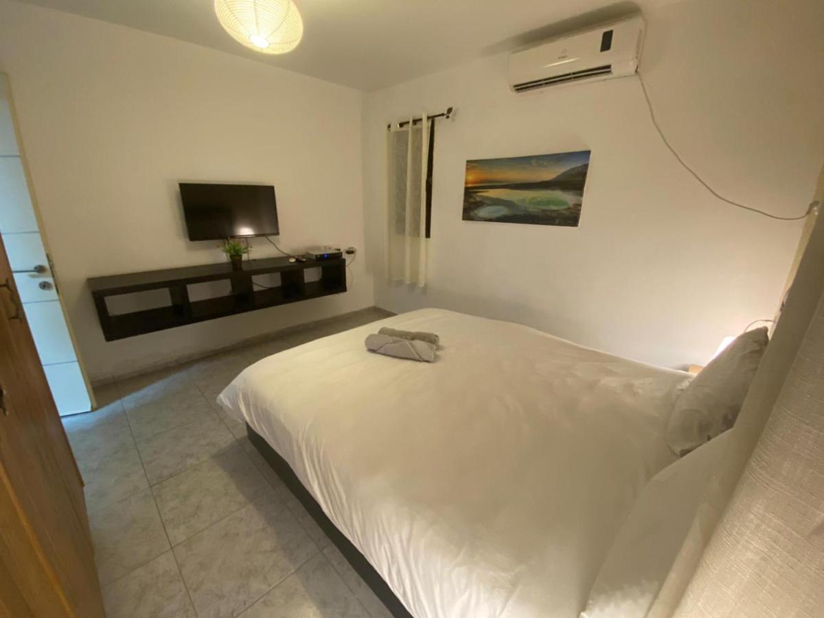 Adi Apartment Arad Bagian luar foto