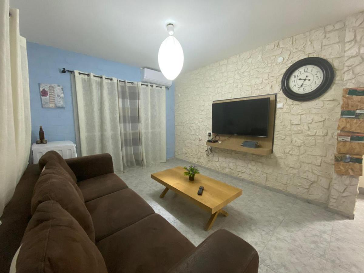 Adi Apartment Arad Bagian luar foto