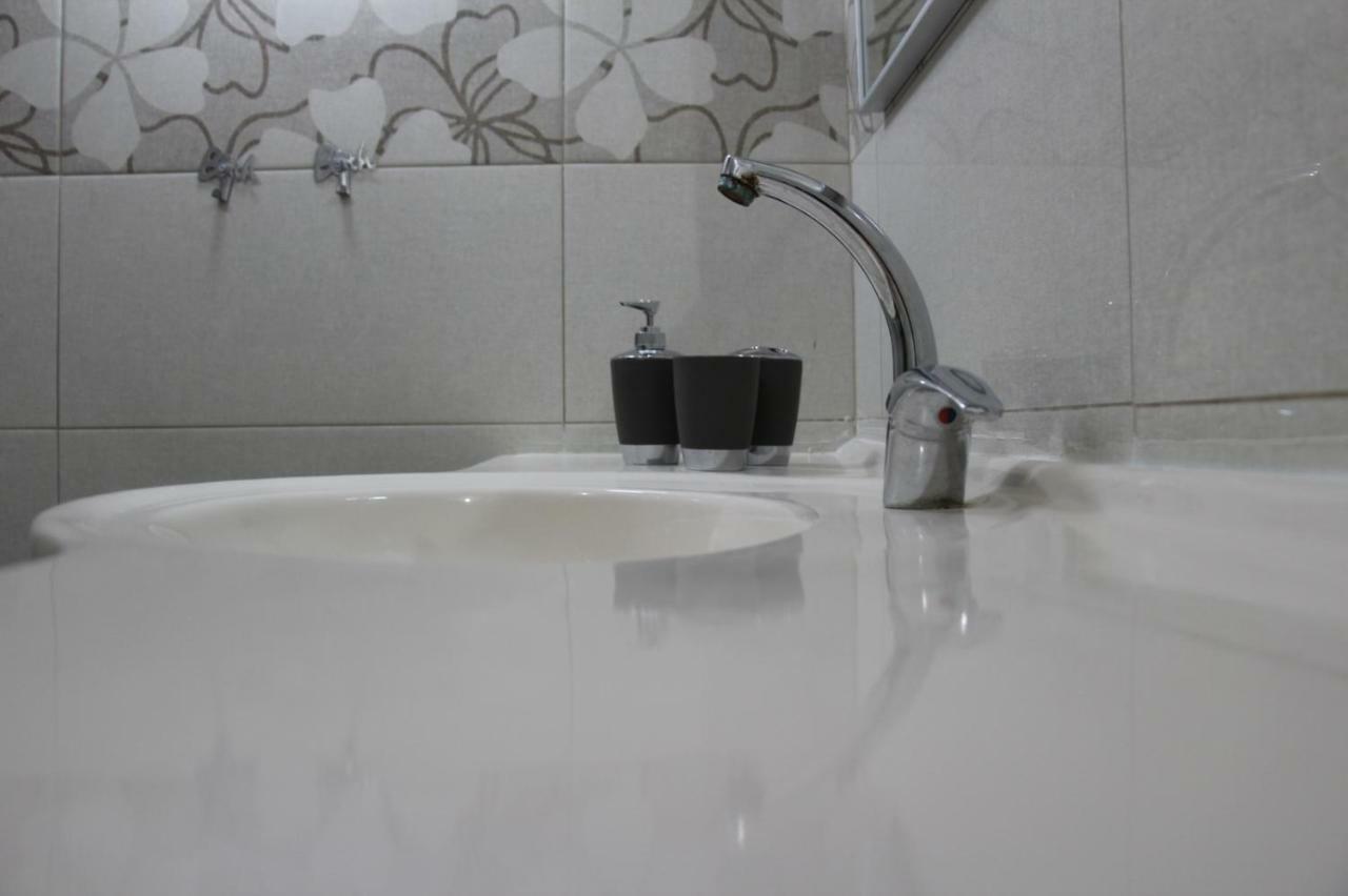 Adi Apartment Arad Bagian luar foto