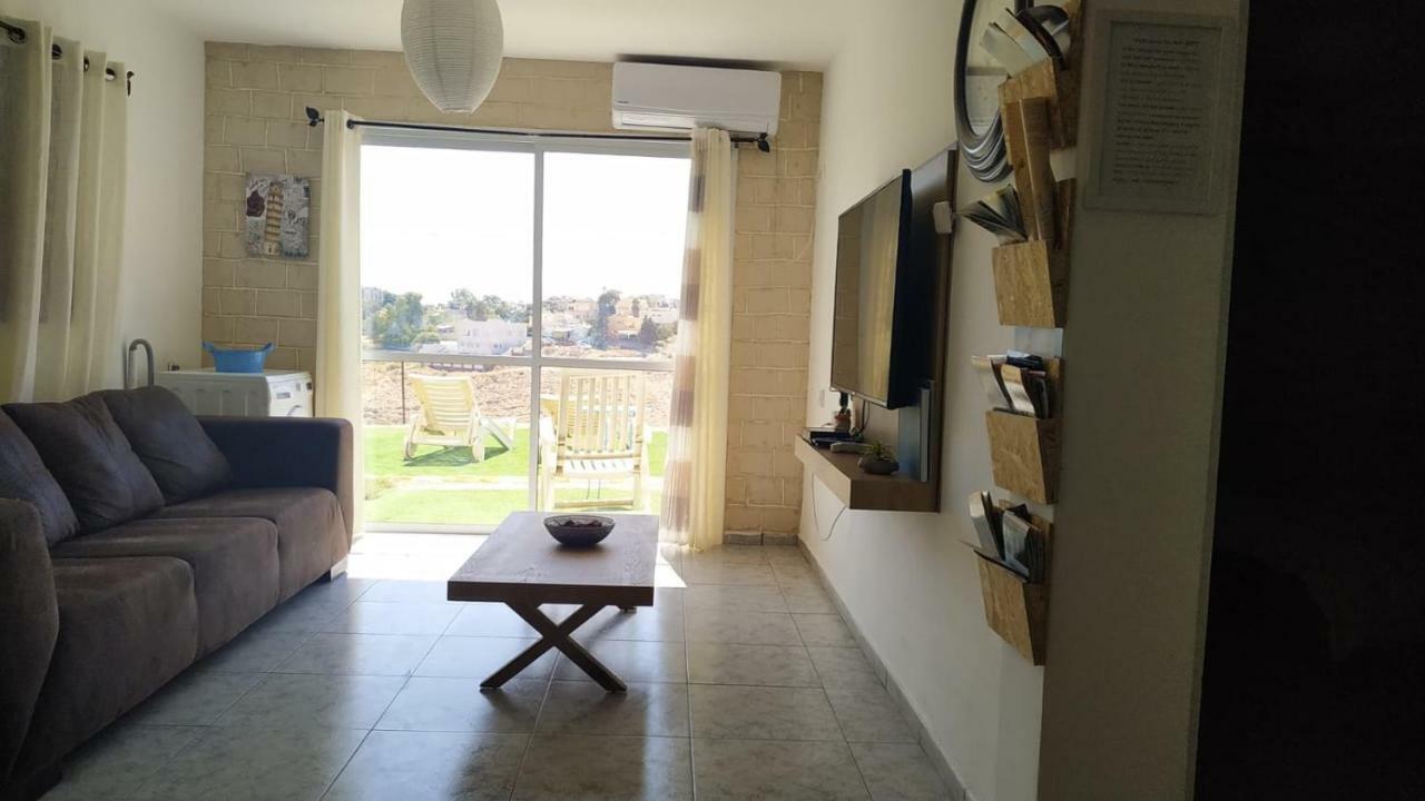 Adi Apartment Arad Bagian luar foto